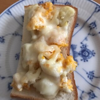 カリフラワー炒り卵のマヨチーズトースト